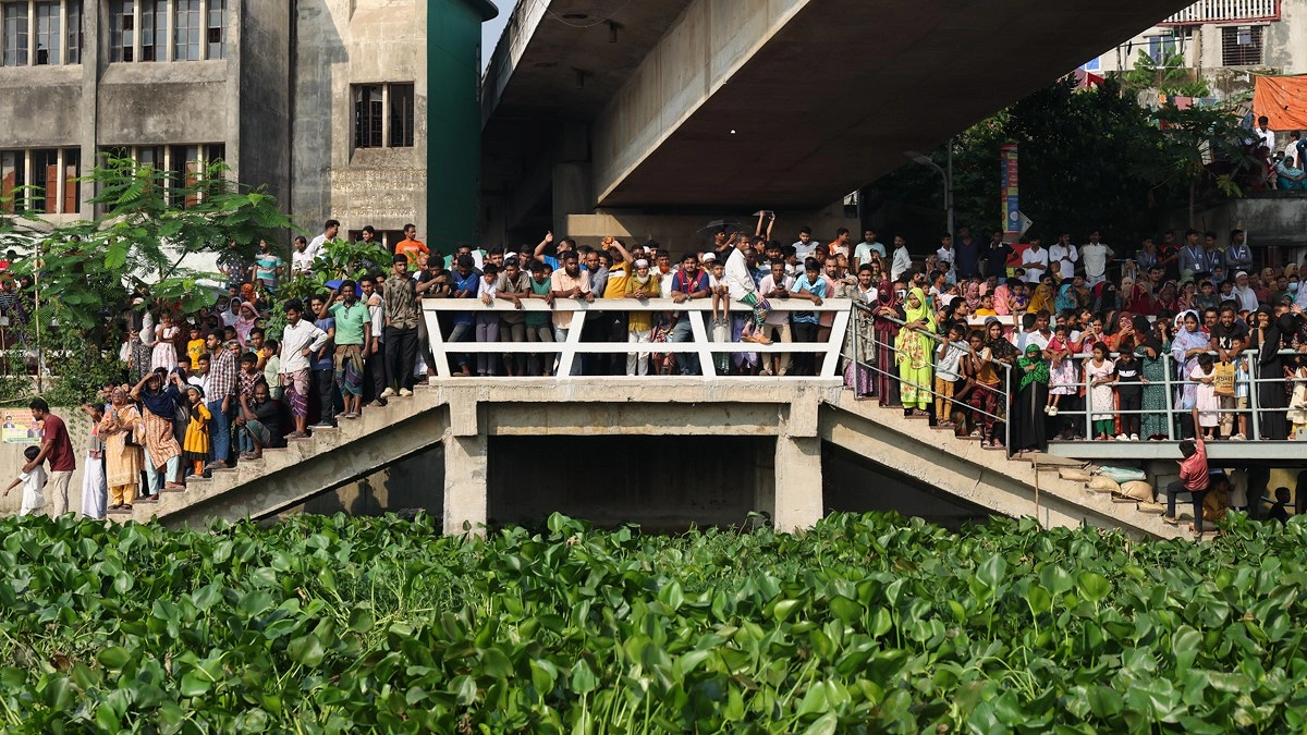 নৌকাবাইচ দেখতে জড়ো হয়েছে নানা বয়সের মানুষ