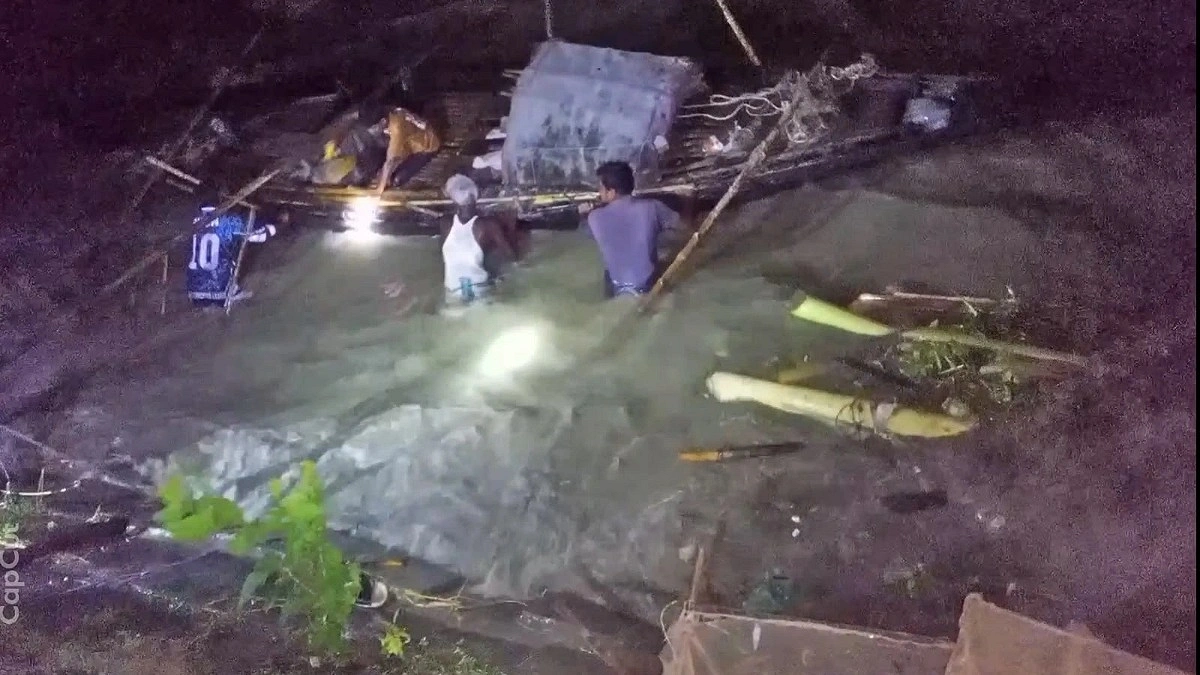 রাতে উত্তাল পদ্মায় ৫ ফুট ঢেউ, একাধিক নৌকাডুবি