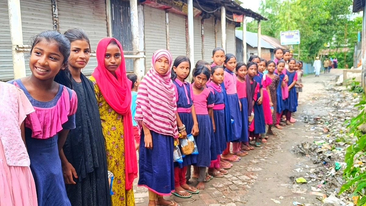শিক্ষককে প্রেষণে বদলি, প্রতিবাদে শিক্ষার্থীরা ছুটল নতুন কর্মস্থলে