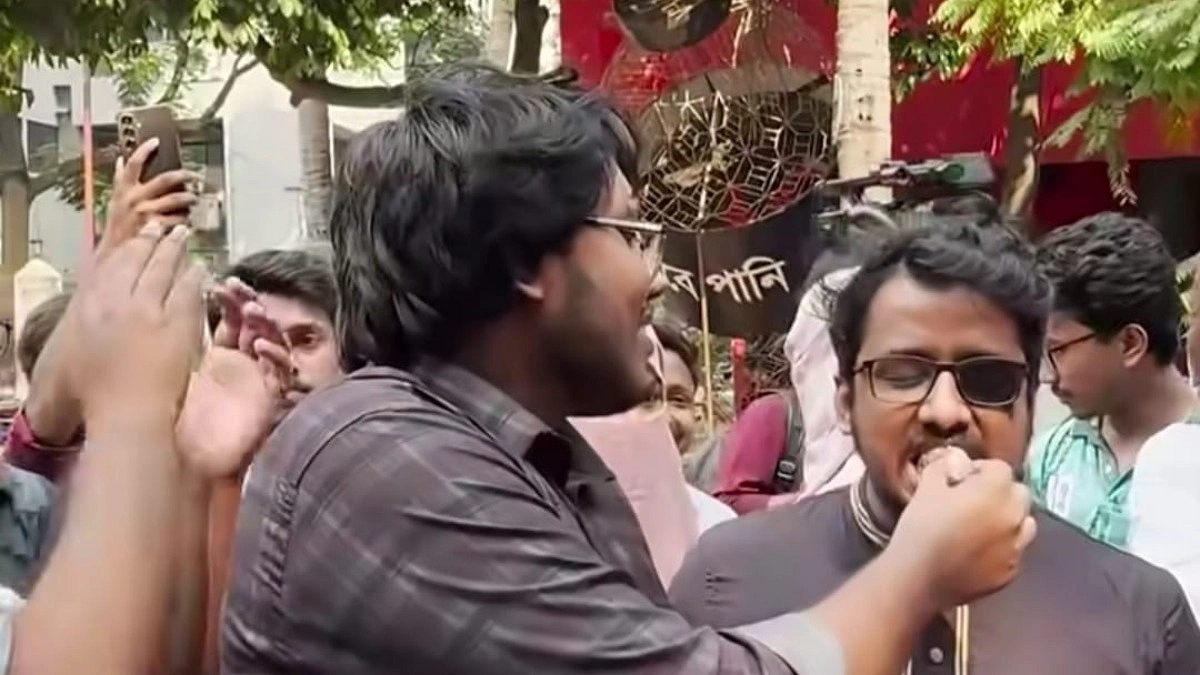 সাদ্দাম-ইনানদের ফাঁসির রায়ে ঢাবিতে মিষ্টি বিতরণ