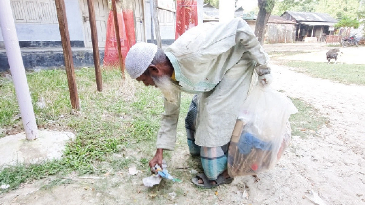 ৫০ বছর ধরে বর্জ্যমুক্ত রাখছেন রাস্তা-বাজার