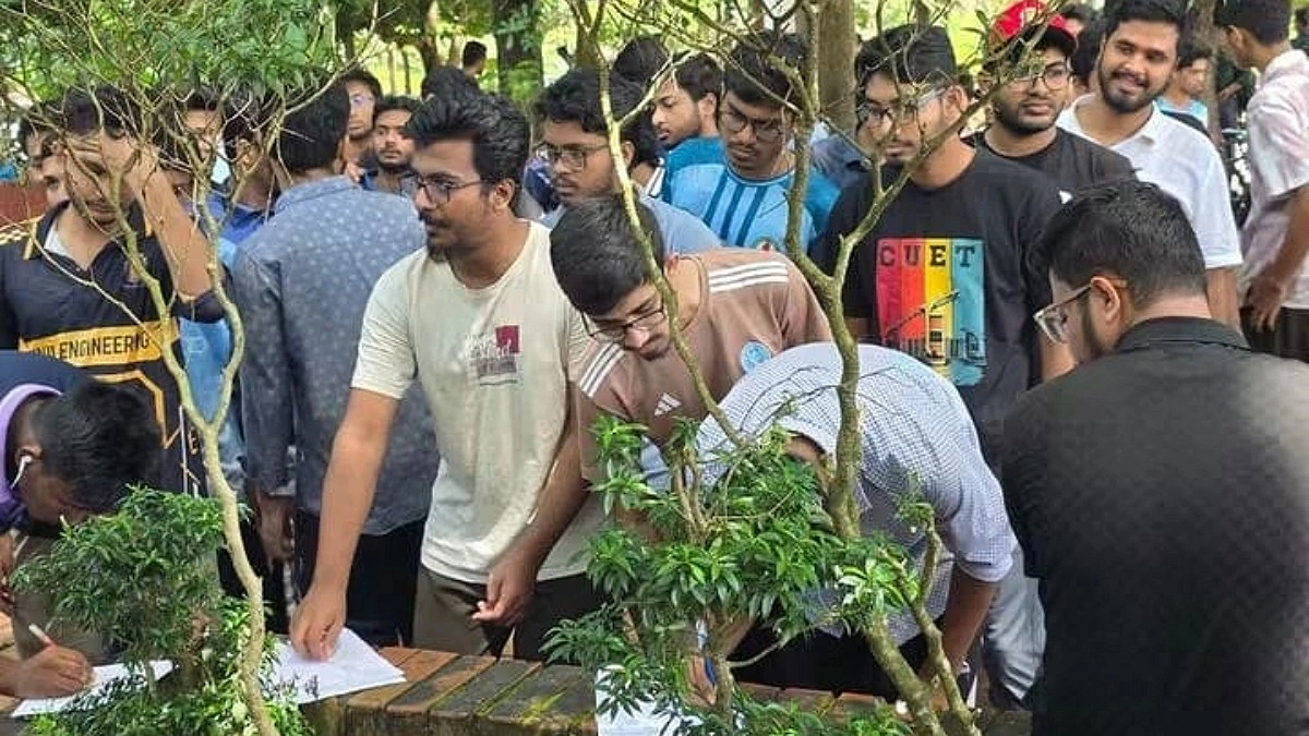 চুয়েটে উপাচার্য পুনর্বহালের দাবিতে দ্বিতীয় দিনেও বিক্ষোভ, প্রধান ফটকে তালা