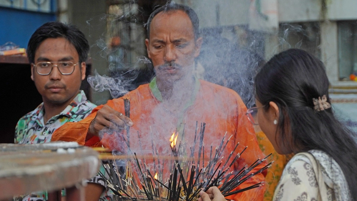 প্রদীপের পাশাপাশি ধূপকাঠি জ্বালিয়ে মনোবাঞ্ছা পূরণের প্রার্থনা করছেন বিহারে আসা পুণ্যার্থীরা।