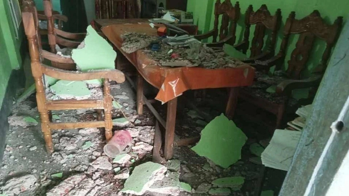 বিদ্যালয়ের ছাদের পলেস্তারা ধস, উদ্বিগ্ন শিক্ষক-অভিভাবক