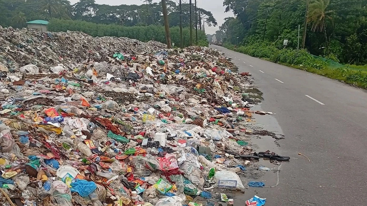 প্রধান সড়কের পাশে পৌরসভার ময়লার স্তূপ!