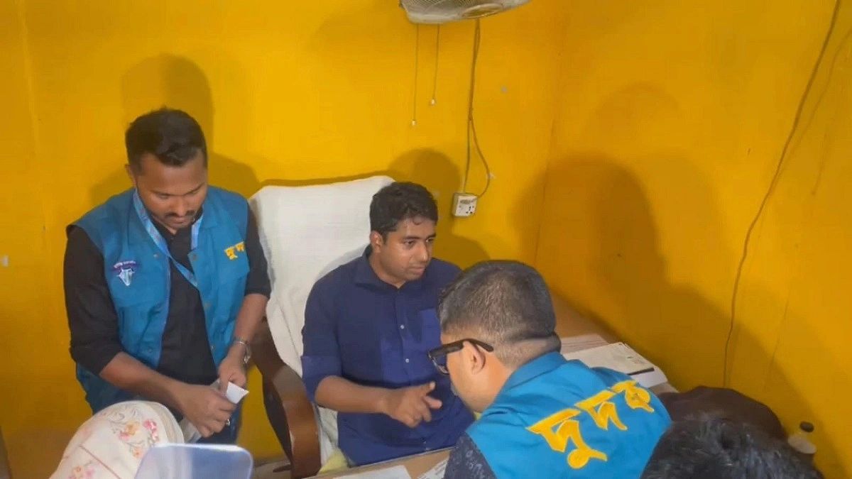 চট্টগ্রামে ২ লাখ টাকা ঘুষসহ সাব-রেজিস্ট্রার ও দুই সহযোগী আটক