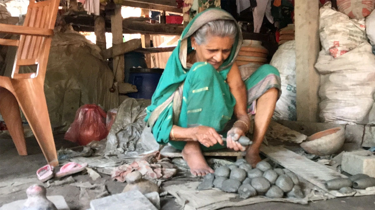 পুরনো পেশা টিকে আছে তাদের হাত ধরে। ছবি: আগামীর সময়