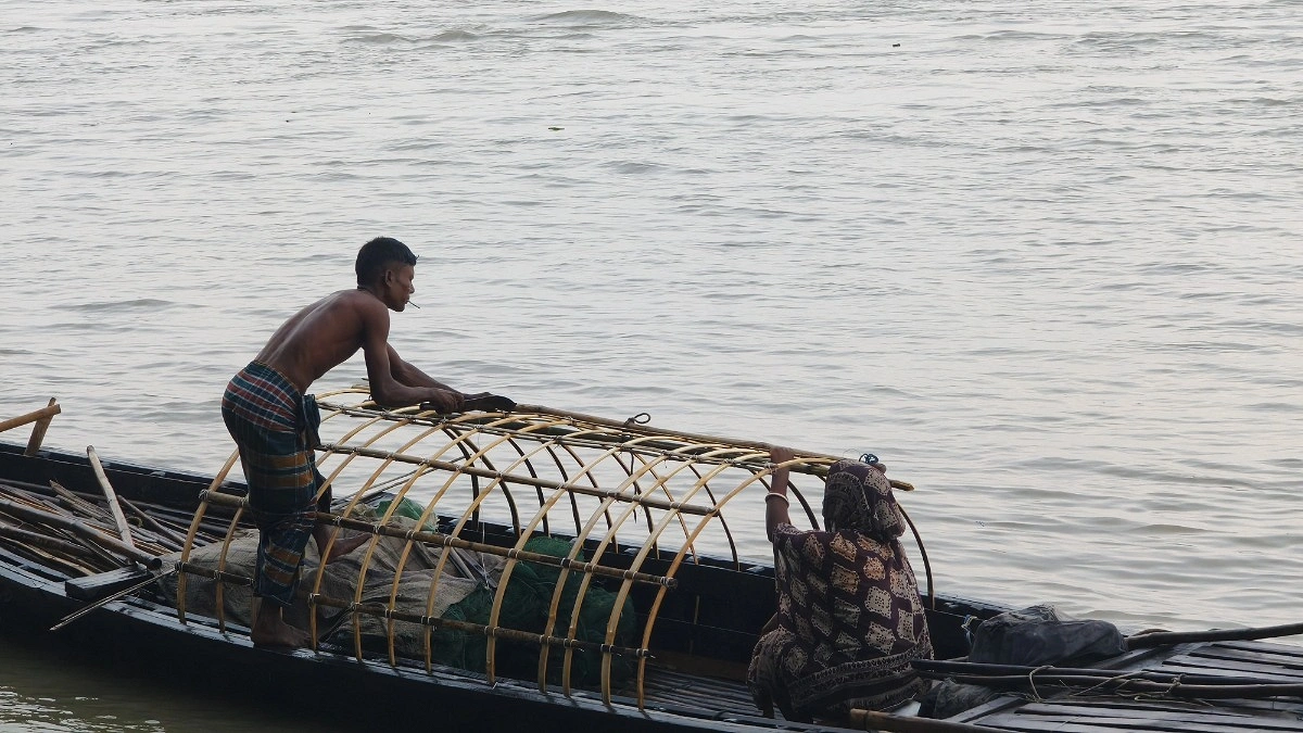 মাছ নেই ব্রহ্মপুত্রে, পেশা বদলাচ্ছেন জেলেরা
