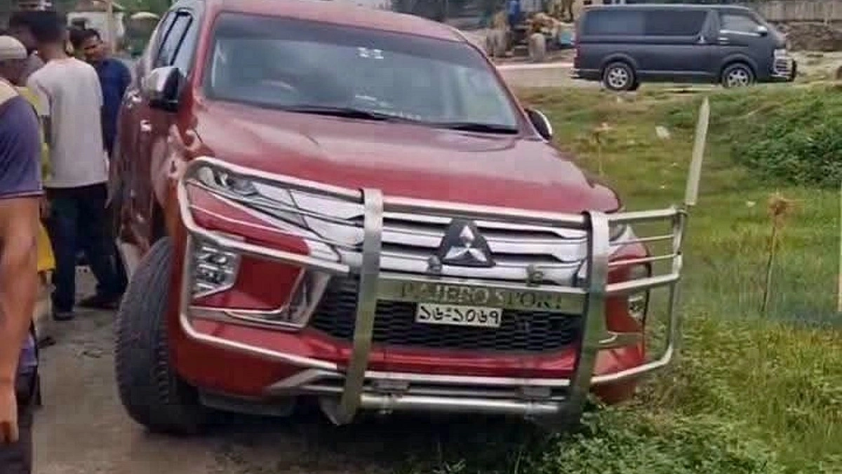 ভুল পাশে কাভার্ডভ্যান, ইউএনওর গাড়িতে ধাক্কা