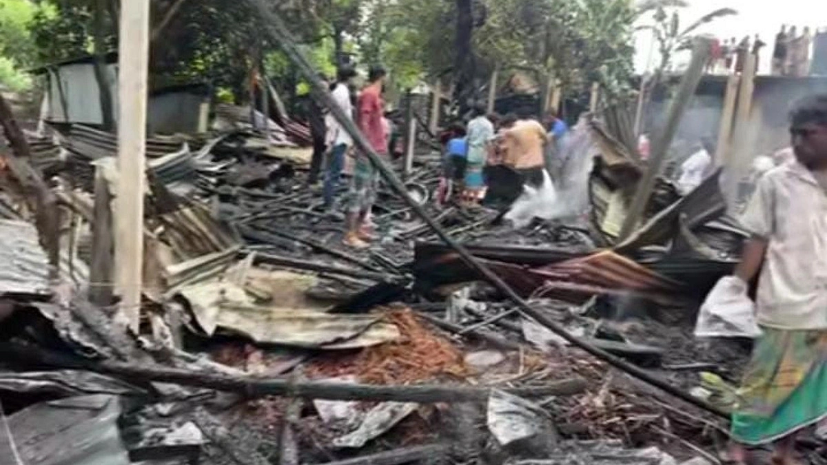 লক্ষ্মীপুরে আগুনে পুড়ল ১১ বসতঘর ও ৬ দোকান