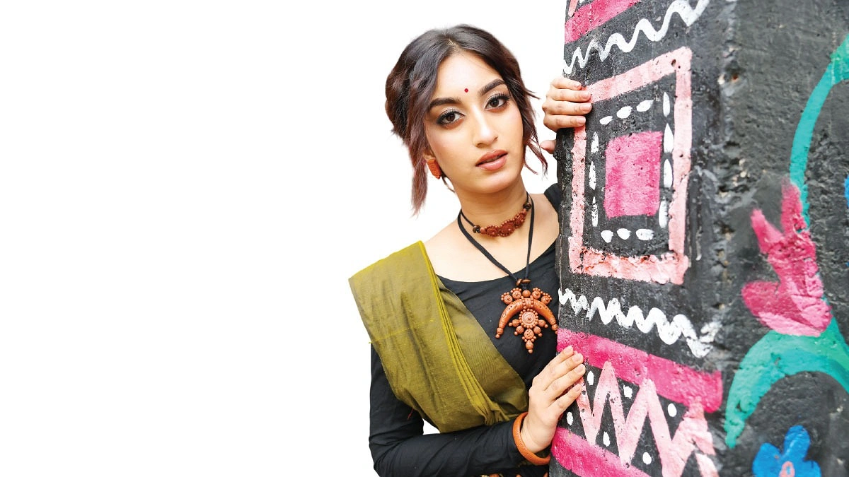 মেকআপ কম : ত্বকের যত্ন বেশি