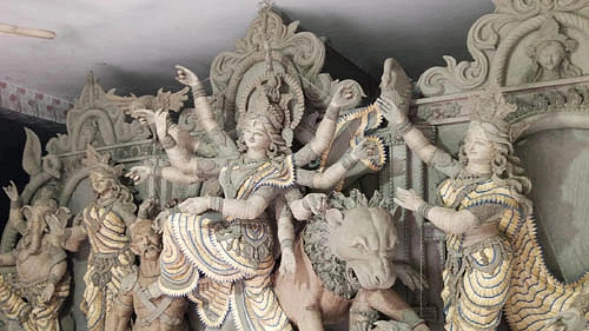 সাতক্ষীরায় দেড় লাখ দিয়াশলাই কাঠিতে দুর্গা প্রতিমা