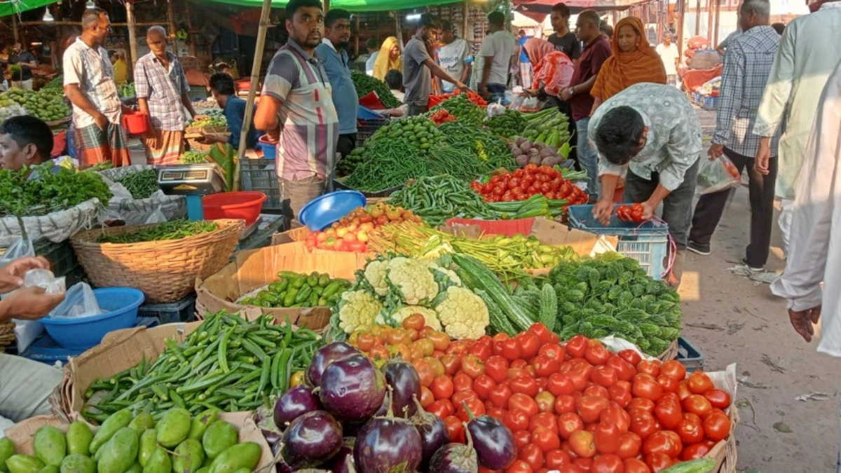 আগস্টে মূল্যস্ফীতির সঙ্গে মজুরিও কমল