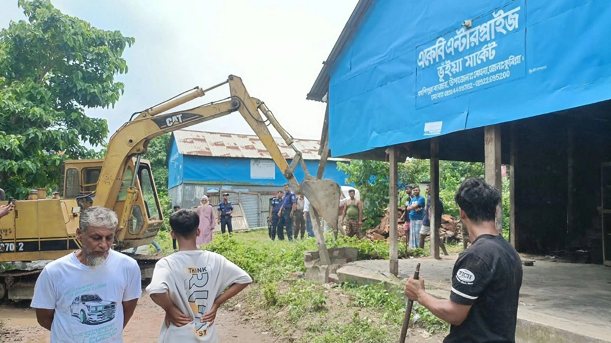 সরকারি খাসজমিতে অবৈধ স্থাপনা, উচ্ছেদ করল প্রশাসন