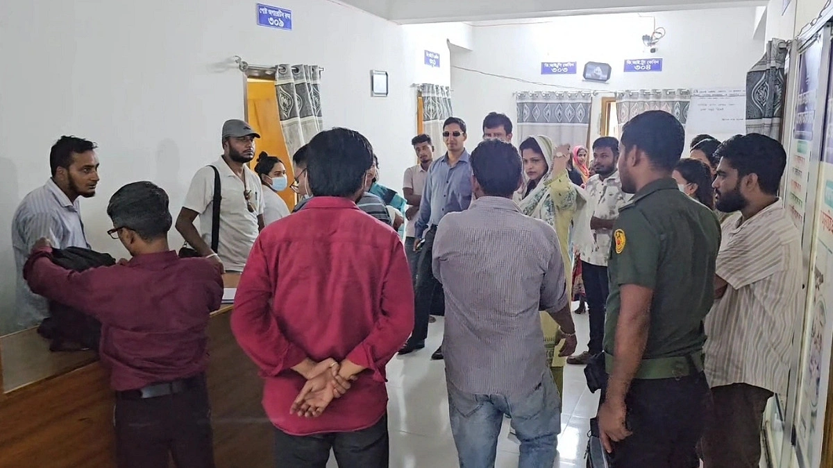 স্বাস্থ্যসেবায় অনিয়ম, লৌহজংয়ে দুই প্রতিষ্ঠানকে জরিমানা
