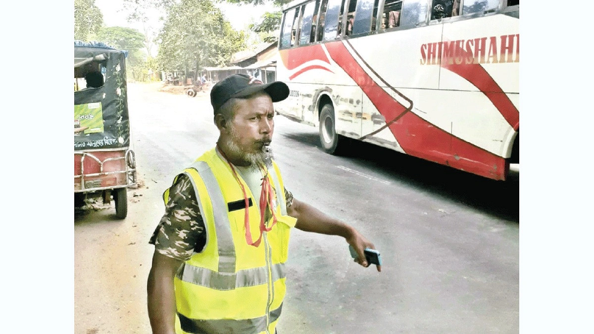 মানুষের জীবন বাঁচাতে সড়কে শফিকুল