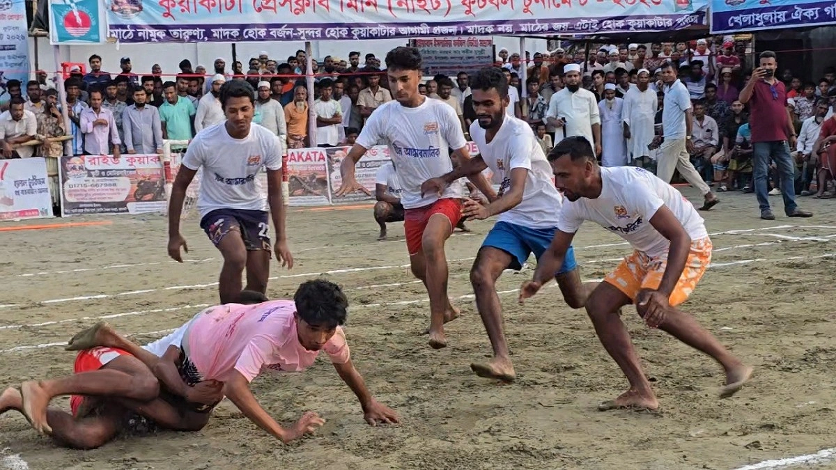 কুয়াকাটায় কাবাডির লড়াইয়ে মাতল দর্শক