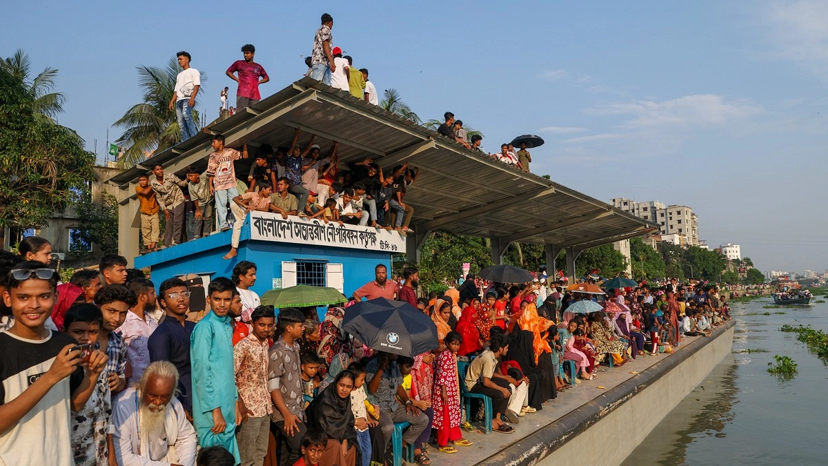নদীর তীরে দর্শকের সারি