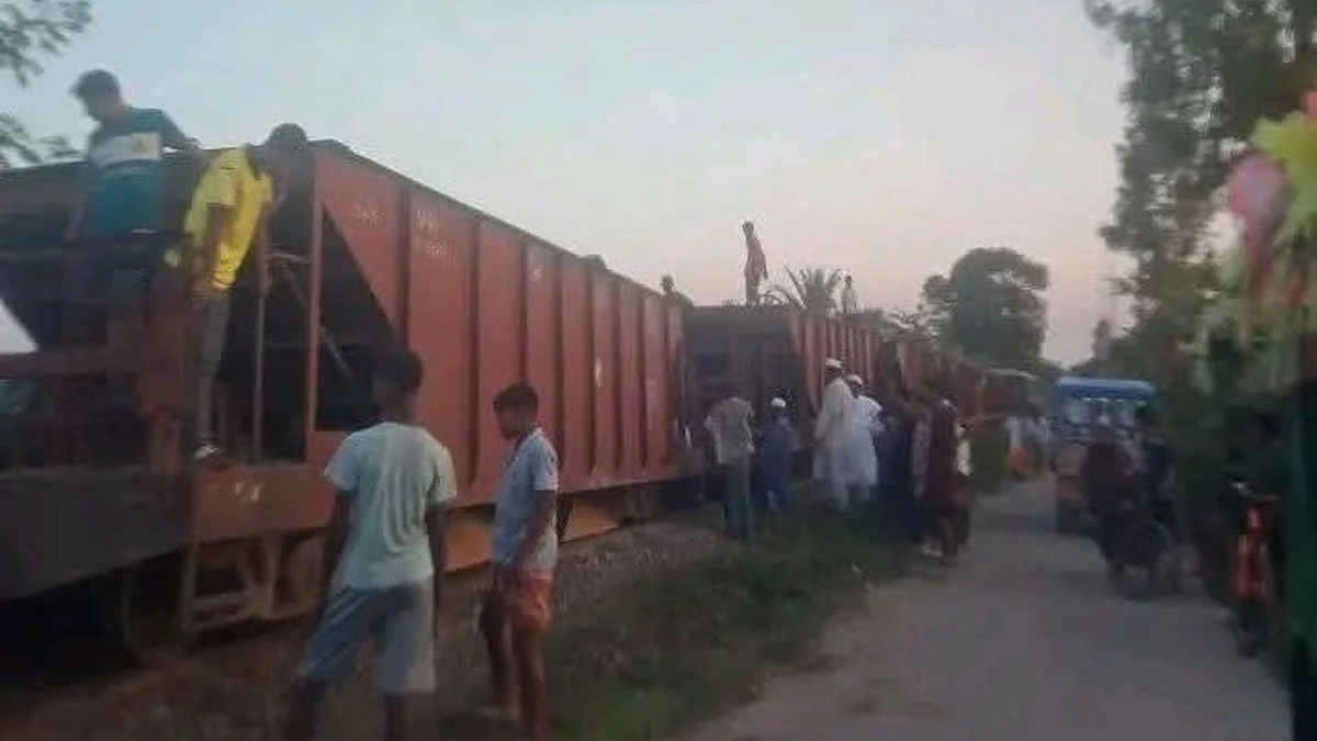 পাথরবাহী বগি লাইনচ্যুত, ঢাকা-ময়মনসিংহ রুটে ট্রেন চলাচল বন্ধ