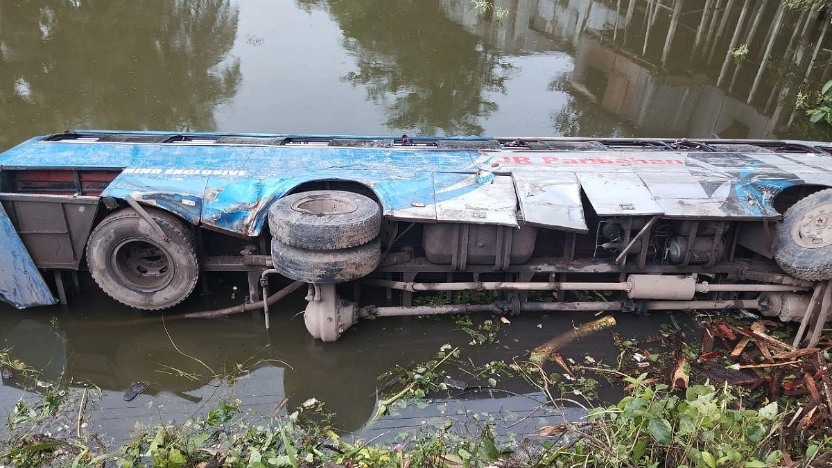 ফরিদপুরে বাস-ট্রাক সংঘর্ষ, আহত ১৫