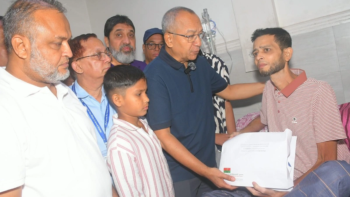 চট্টগ্রামে ক্যান্সারাক্রান্ত যুবদল নেতার পাশে প্রধানমন্ত্রী