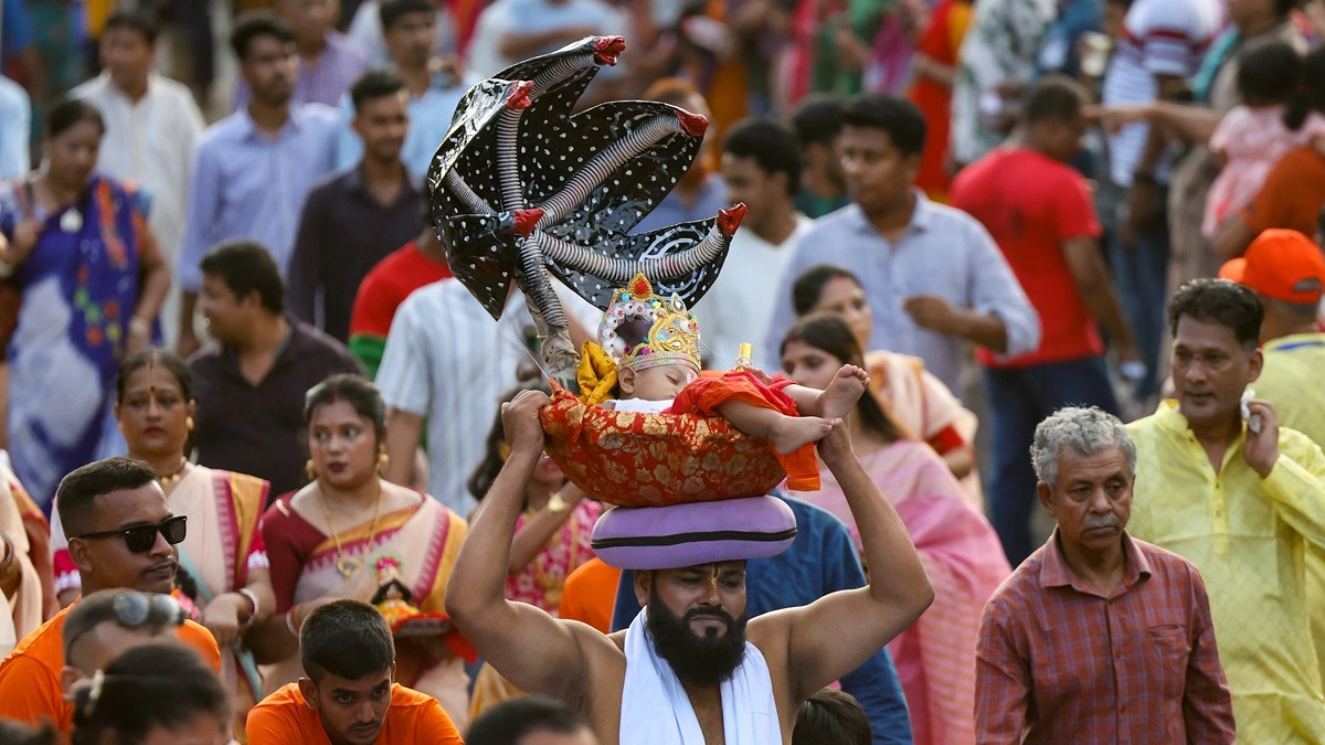 বিভিন্ন সাজে সেজে শোভাযাত্রায় অংশ নেন ভক্তরা