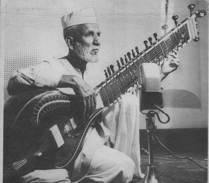 কলকাতার আকাশবাণী স্টুডিওতে উস্তাদ আলাউদ্দিন খাঁ