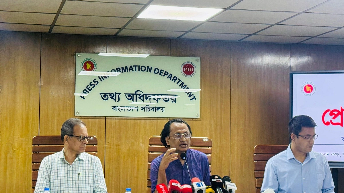 রাজনীতিতে আওয়ামী লীগের ফেরায় তথ্য উপদেষ্টার ‘না’