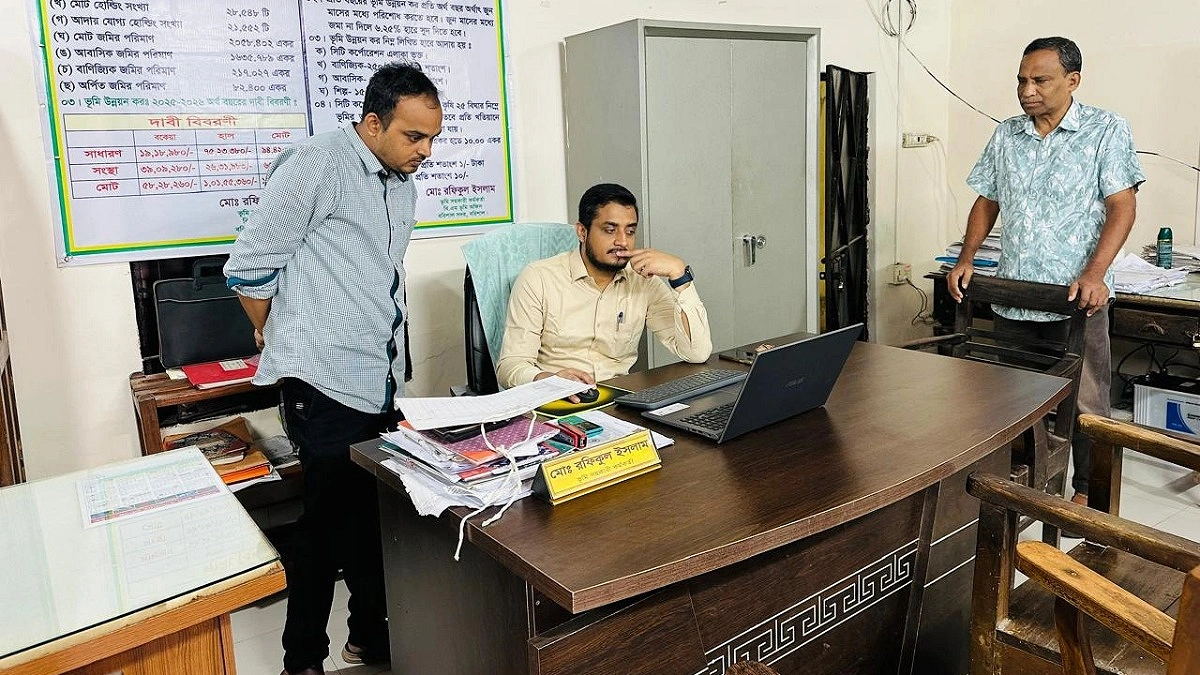বরিশালে ভূমি অফিসের দুই কর্মকর্তাকে শোকজ নোটিস