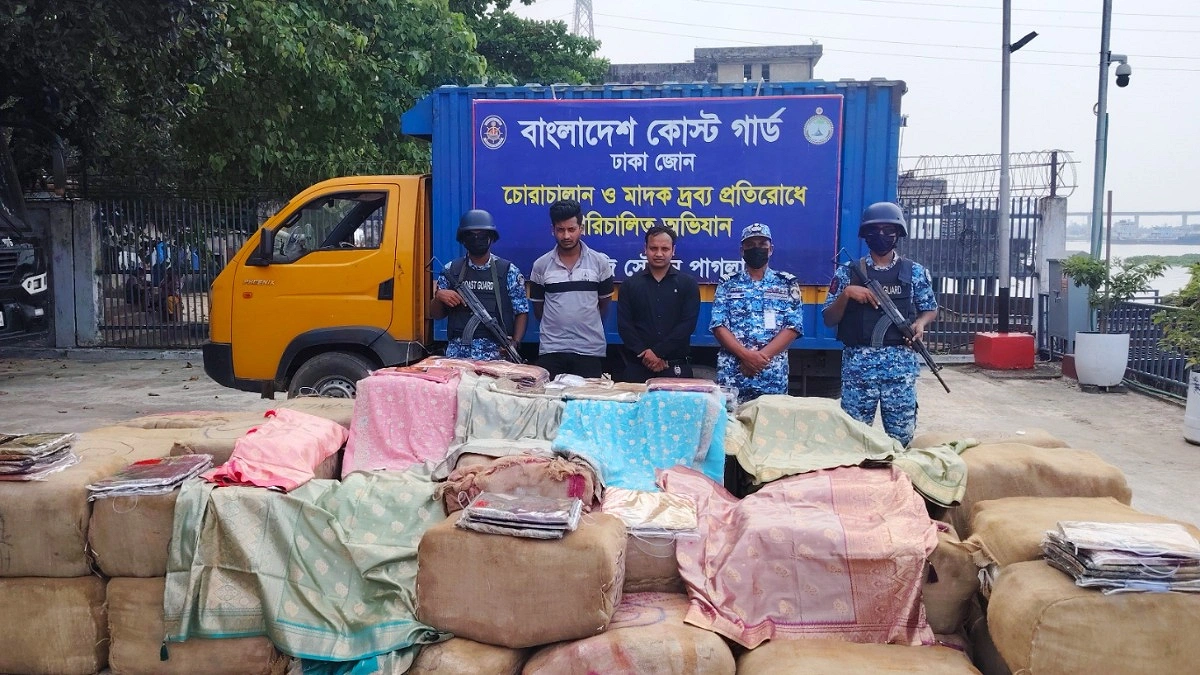 পোস্তগোলায় ৪ কোটি ৬৮ লাখ টাকার ভারতীয় শাড়ি জব্দ
