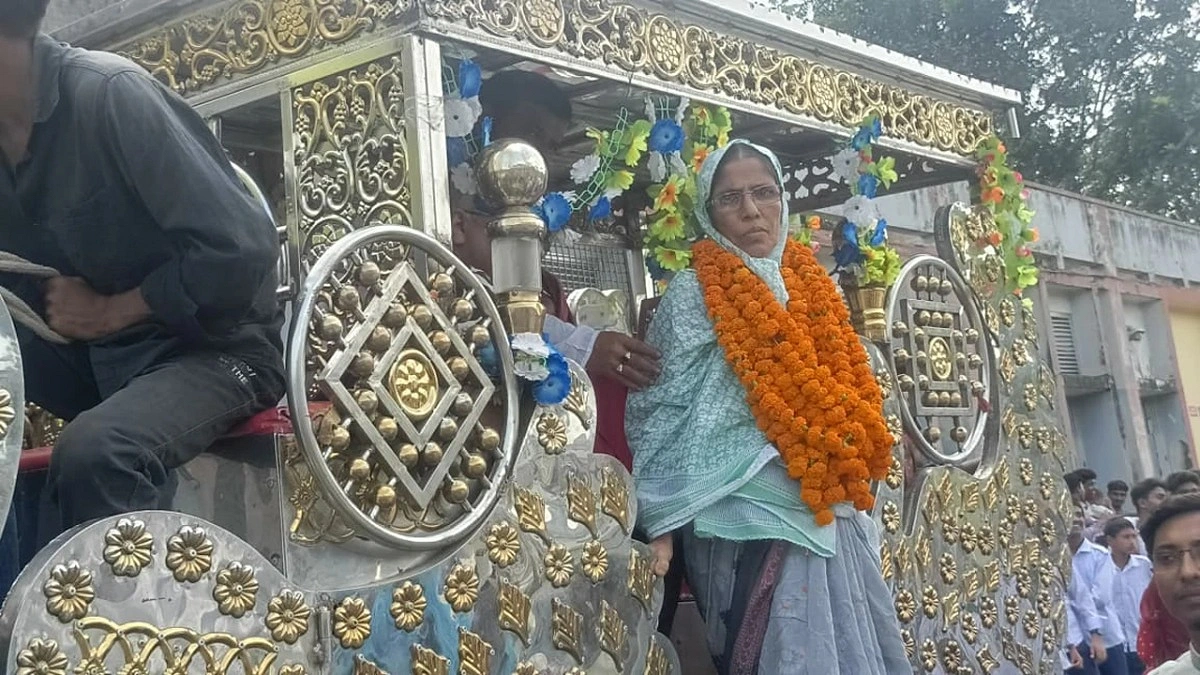 ঘোড়ার গাড়িতে চড়ে প্রিয় ‘শেফালি খালা’র রাজকীয় বিদায়