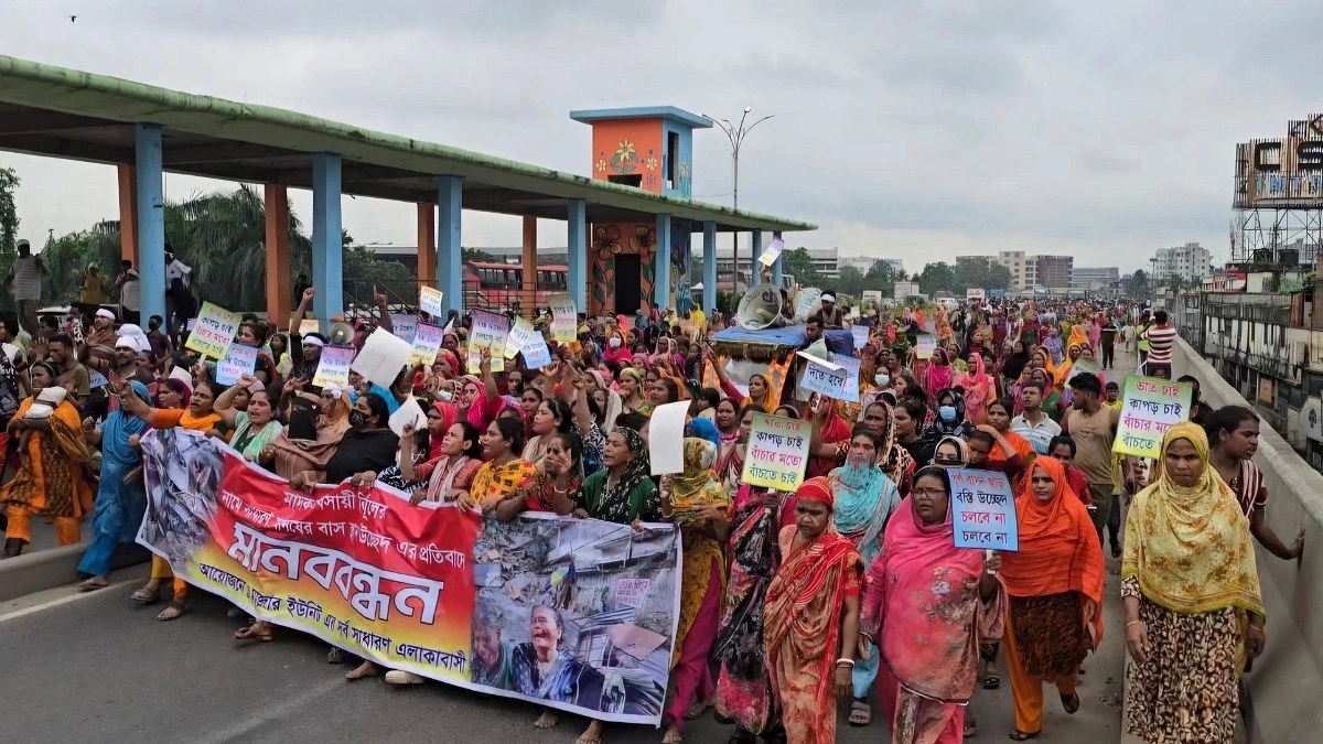 বস্তি উচ্ছেদের প্রতিবাদে টঙ্গীতে মহাসড়ক আটকে বিক্ষোভ