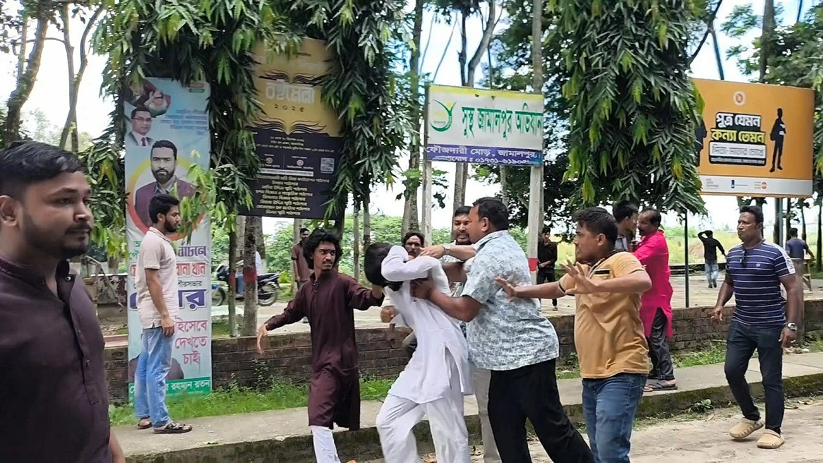 জামালপুরে বাস ধর্মঘট প্রত্যাহার, এনসিপির মানববন্ধনে শ্রমিকদের ‘হামলা’