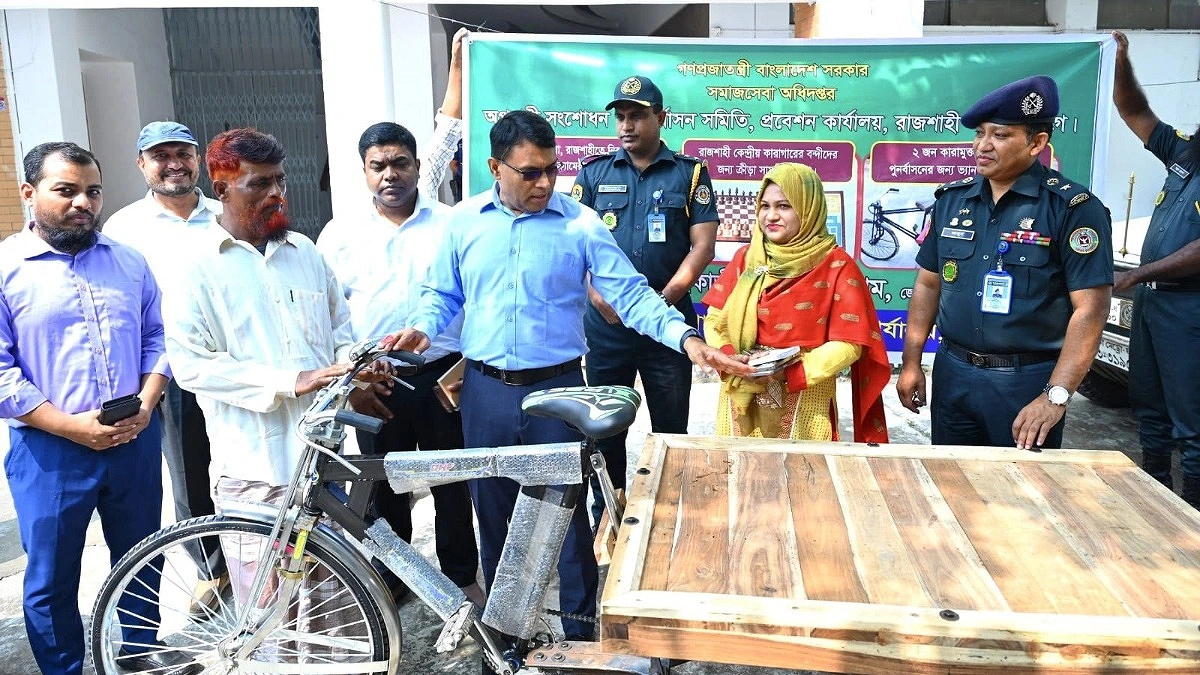 ২৩ বছর পর কারামুক্তি, জীবিকার জন্য পেলেন ভ্যান