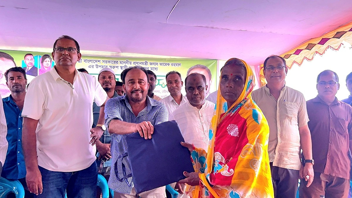 কমলগঞ্জের দুই হাজার চা শ্রমিক পেল প্রধানমন্ত্রীর রেইনকোট
