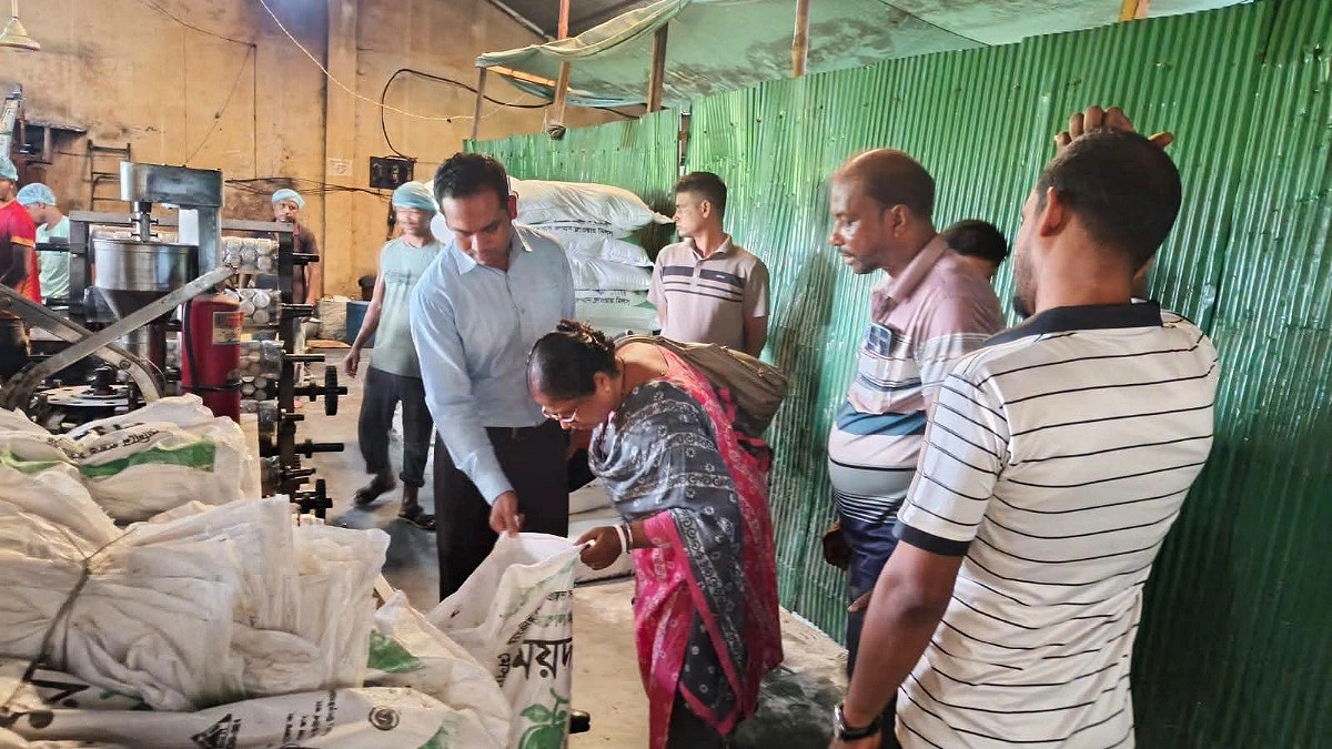 বগুড়ায় অস্বাস্থ্যকর পরিবেশে বিস্কুট উৎপাদন, ১ লাখ টাকা জরিমানা
