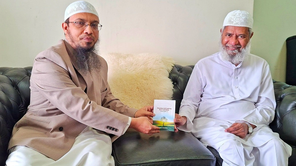 জাকির নায়েকের হাতে শায়খ আহমদুল্লাহর ‘সকাল-সন্ধ্যার দোয়া’
