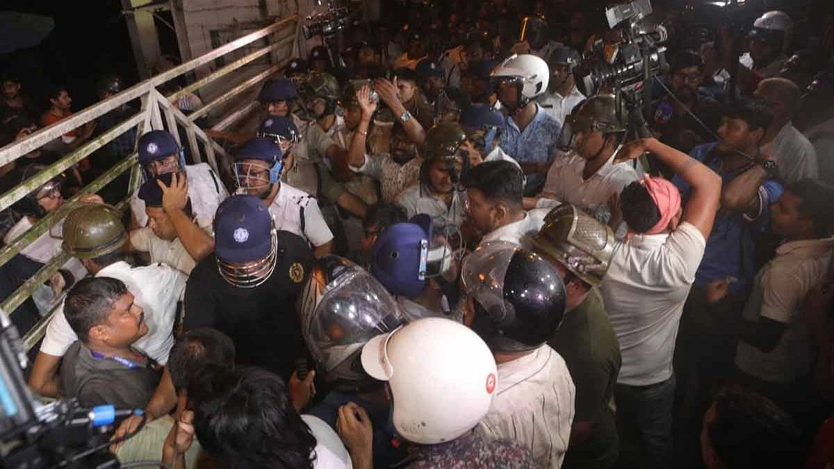 কলকাতায় আরএসএস ঘনিষ্ঠ সংগঠনের অনুষ্ঠান ঘিরে উত্তেজনা
