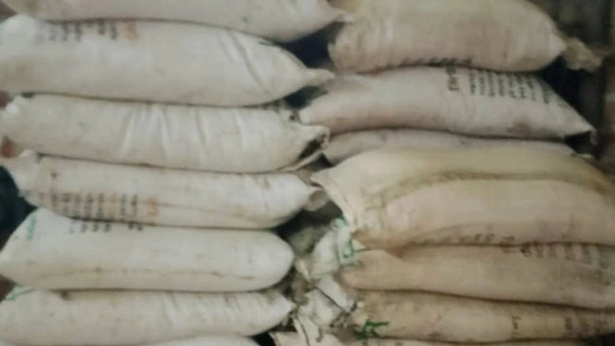 বোচাগঞ্জে ইউপি সদস্যের বাড়িতে মিলল ২৮ বস্তা সার, জরিমানা ৫ হাজার টাকা