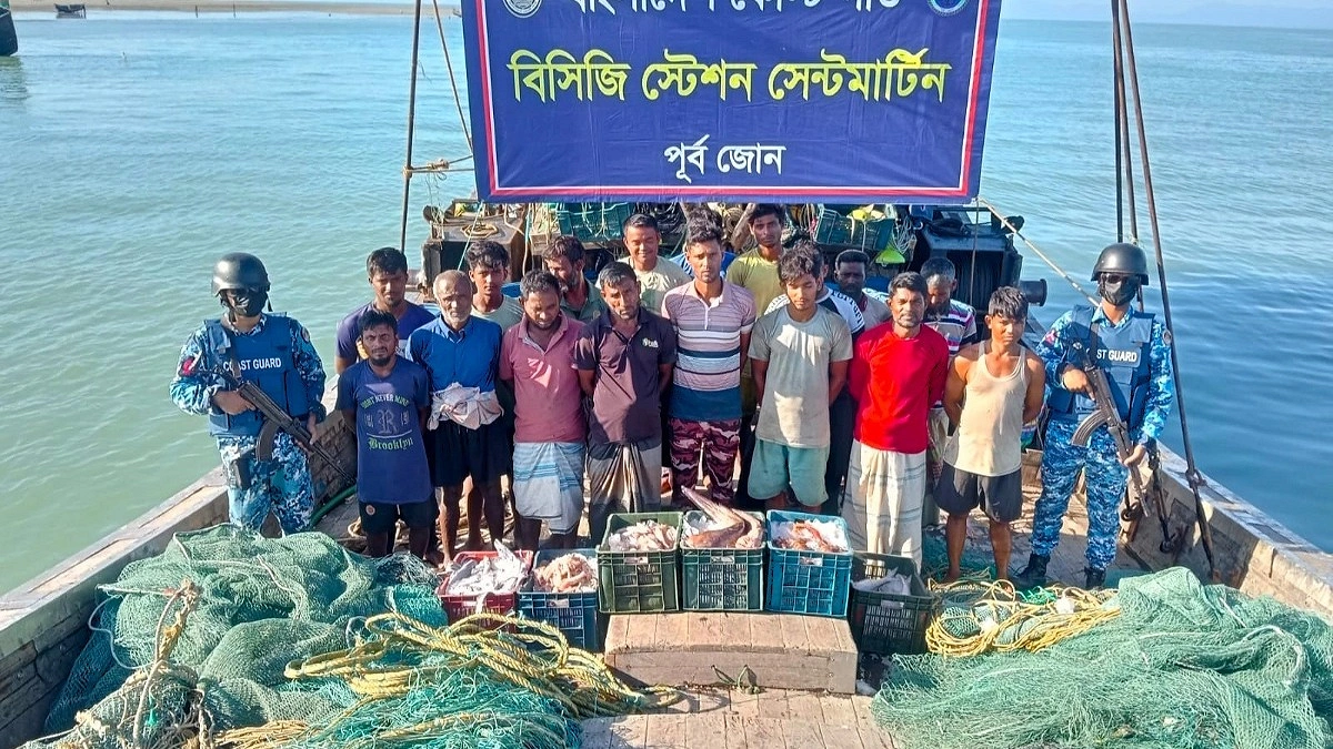 সেন্টমার্টিনে অবৈধ ট্রলিং বোট-জালসহ ১৭ জেলে আটক