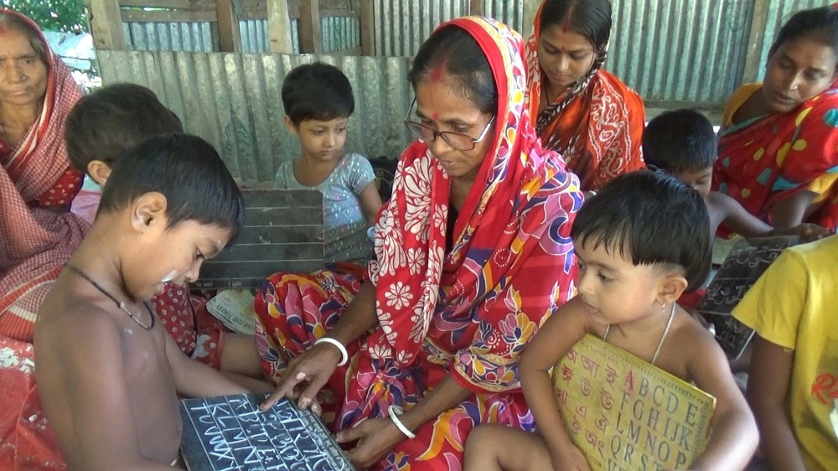 জরাজীর্ণ ঘরে ৩৭ বছরের পাঠশালা, শিশুদের স্বপ্ন দেখাচ্ছেন নমিতা