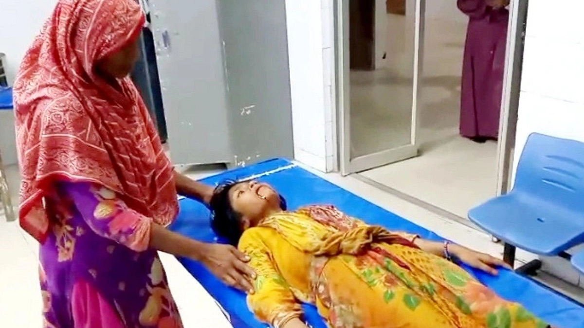 স্কুলছাত্রীর ৫ দাঁত ভেঙে দিল বখাটে