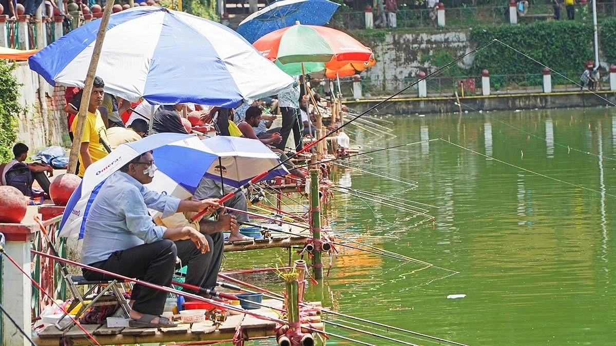 ১৮ হাজার টাকা টিকিটে লালদীঘিতে মাছ শিকারের ধুম
