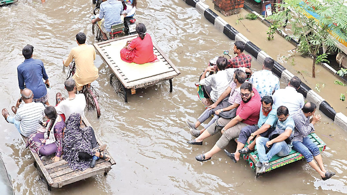 লঘুচাপে ভারী বৃষ্টিতে ডুবল ঢাকা, পানি আর যানজটে বাড়তি ভাড়া