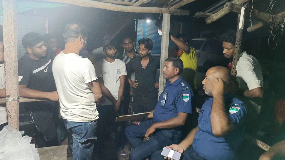 দুর্গন্ধের উৎস খুঁজতে গিয়ে ঘরে মিলল যুবকের অর্ধগলিত ঝুলন্ত মরদেহ