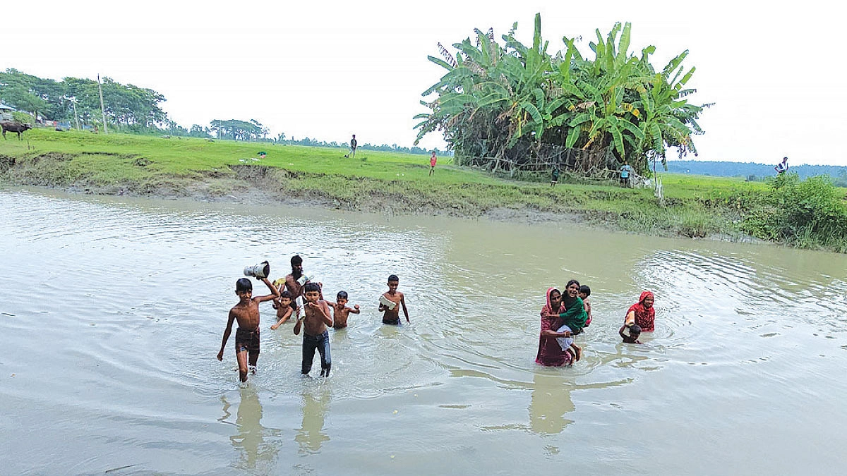 পাঁচ-সাতটি খাল সাঁতরে বিদ্যালয়ে যায় শিশুরা