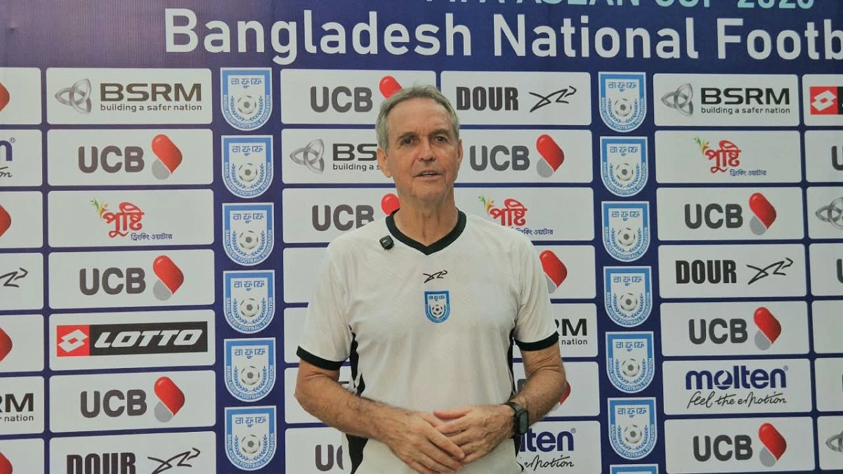৬ ফুটবলার বাদের কারণ জানালেন ডুলি