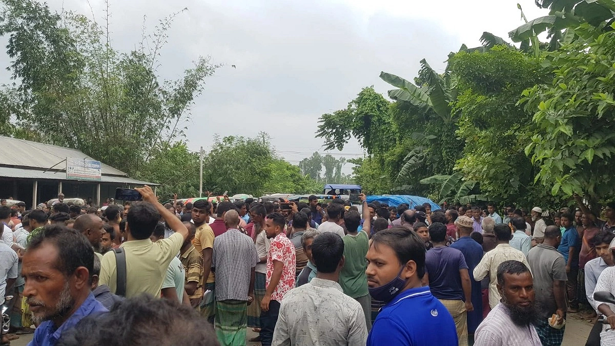 সার নিয়ে উত্তেজনা, কৃষি কর্মকর্তাকে অবরুদ্ধ করে ডিলারকে ধাওয়া