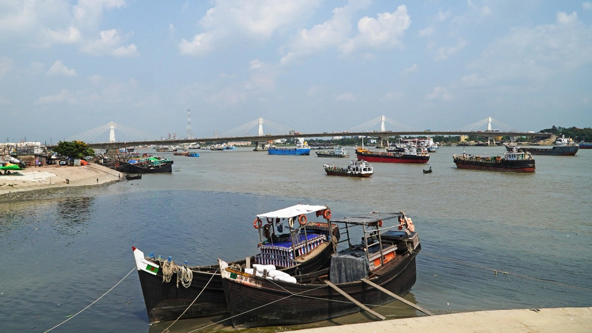 নদীর সংযোগ খালগুলো দিয়ে কলকারখানার কালো ময়লা পানি এসে মিশেছে নদীতে।