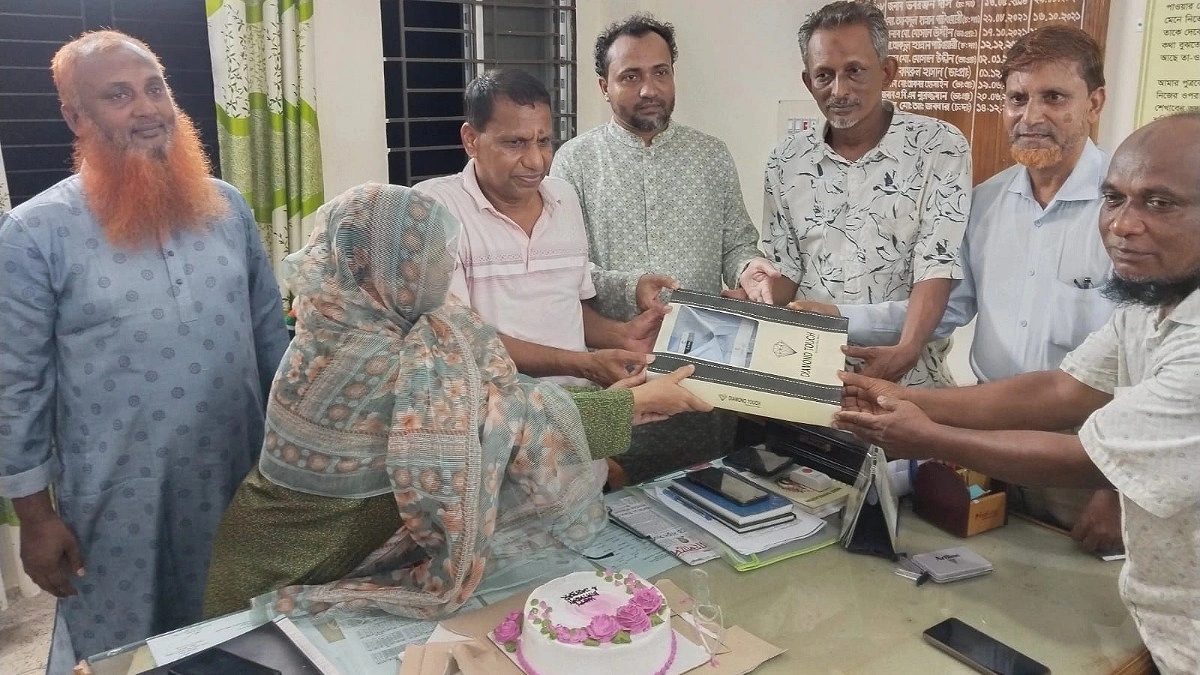 নিজ অফিসে প্রাথমিক শিক্ষা কর্মকর্তার জন্মদিন পালন, পেলেন নানা উপঢৌকন